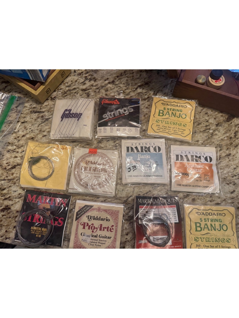 LOT OF GUITAR STRINGS GIBSON ACOUSTIC BANJO